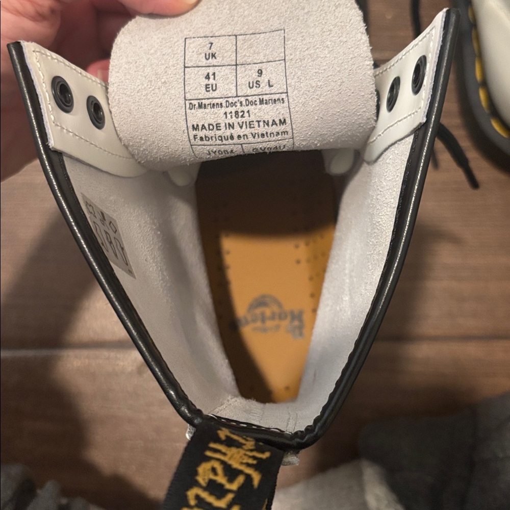 NIB DR MARTENS SMOOTH WHITE SIZE 9 - Picture 6 of 8